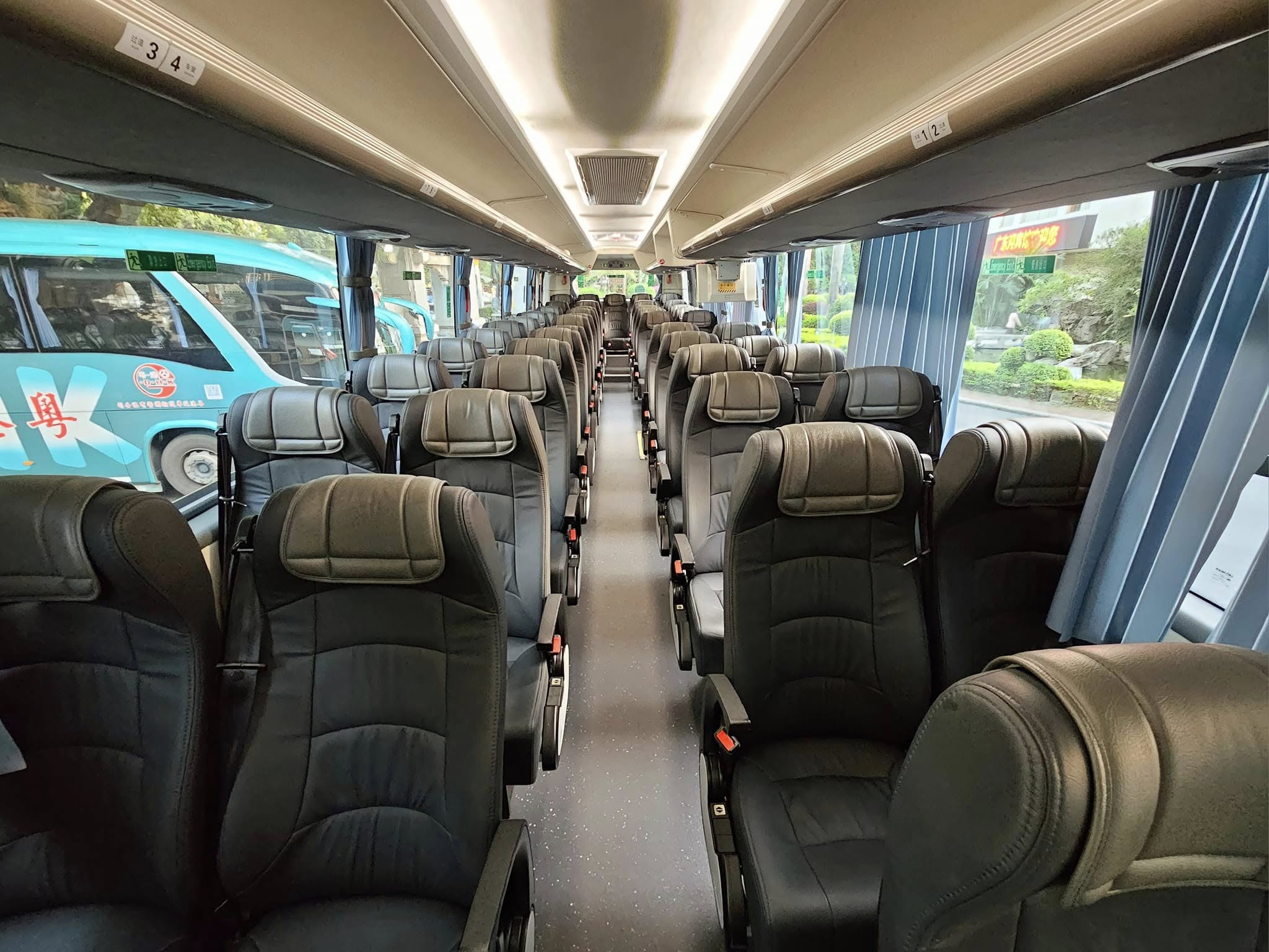 EEBUS跨境巴士寬敞車廂，香港往返廣州番禺長隆專線，舒適座椅與充足空間讓親子旅客輕鬆出行。