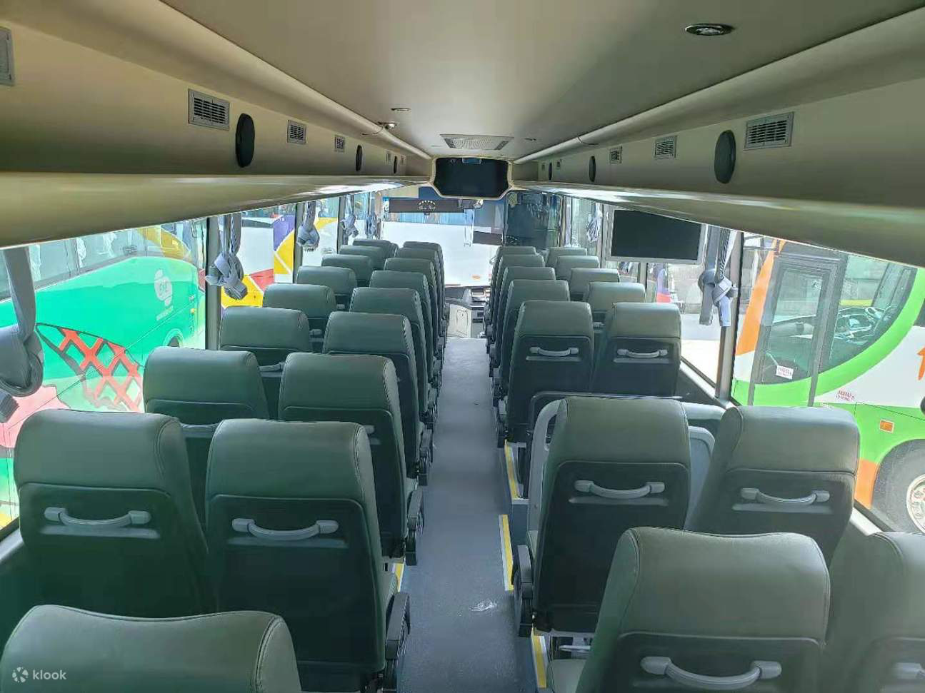 EEBUS直通巴士座椅近景，香港至廣州番禺長隆跨境路線，為前往長隆度假區的旅客提供舒適愉快的乘車體驗。