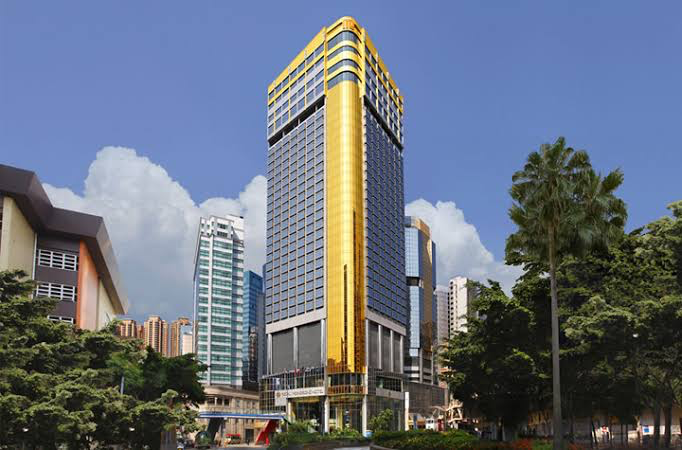 銅鑼灣富豪香港酒店外觀，香港往返深圳灣口岸跨境巴士的上車點之一，交通便利、位於港島核心商圈。