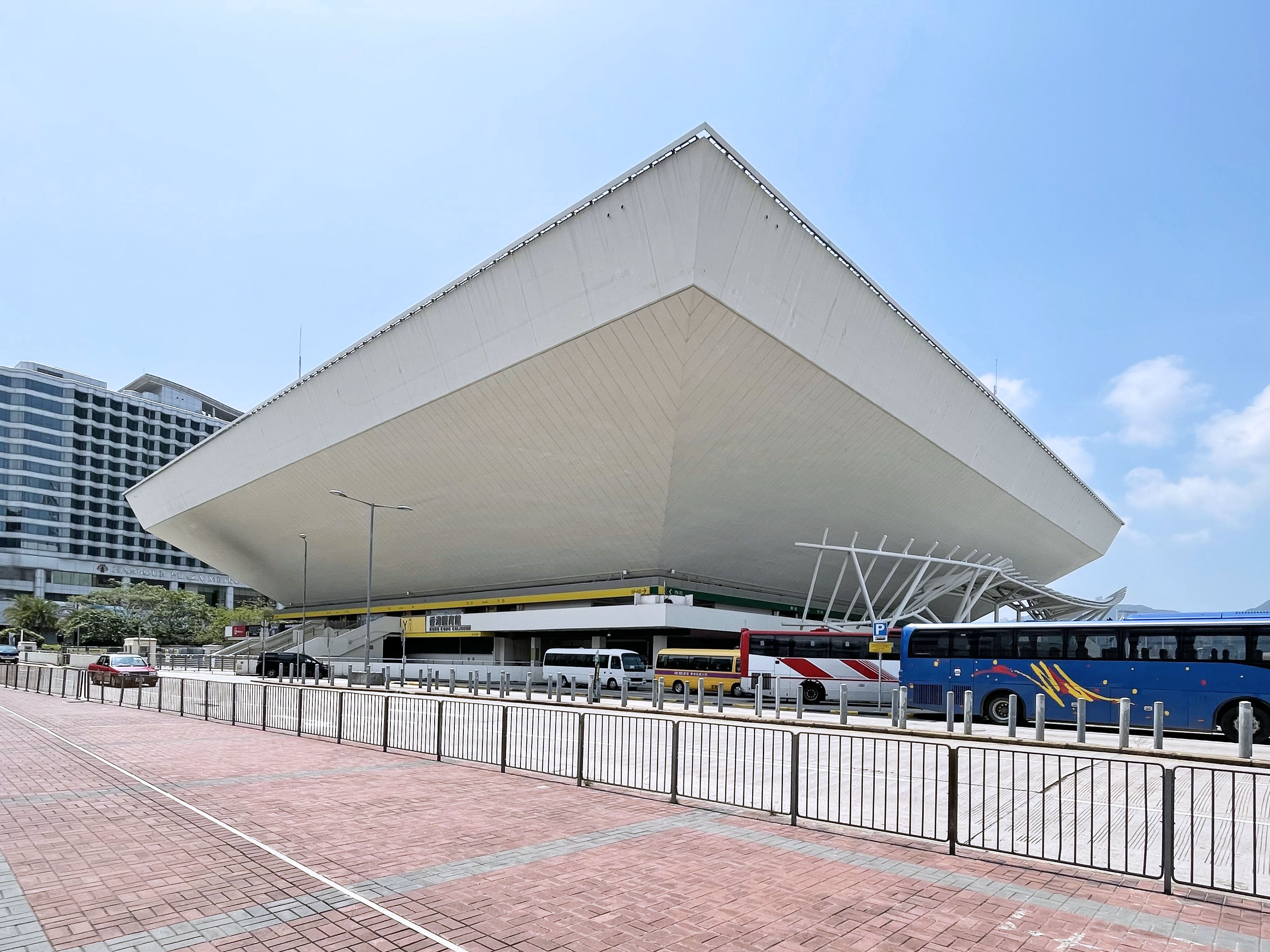 紅磡體育館黃區上車點，香港往返深圳灣口岸跨境巴士在此接載旅客，鄰近港鐵紅磡站、出行方便。