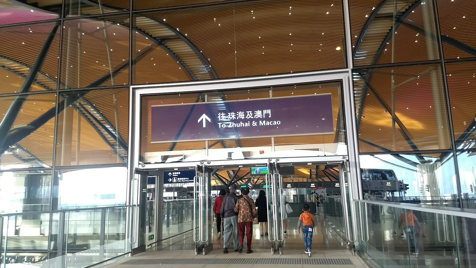 乘搭跨境巴士駛經港珠澳大橋，從香港前往澳門的沿途海上風光，壯觀大橋跨越伶仃洋的震撼景致。