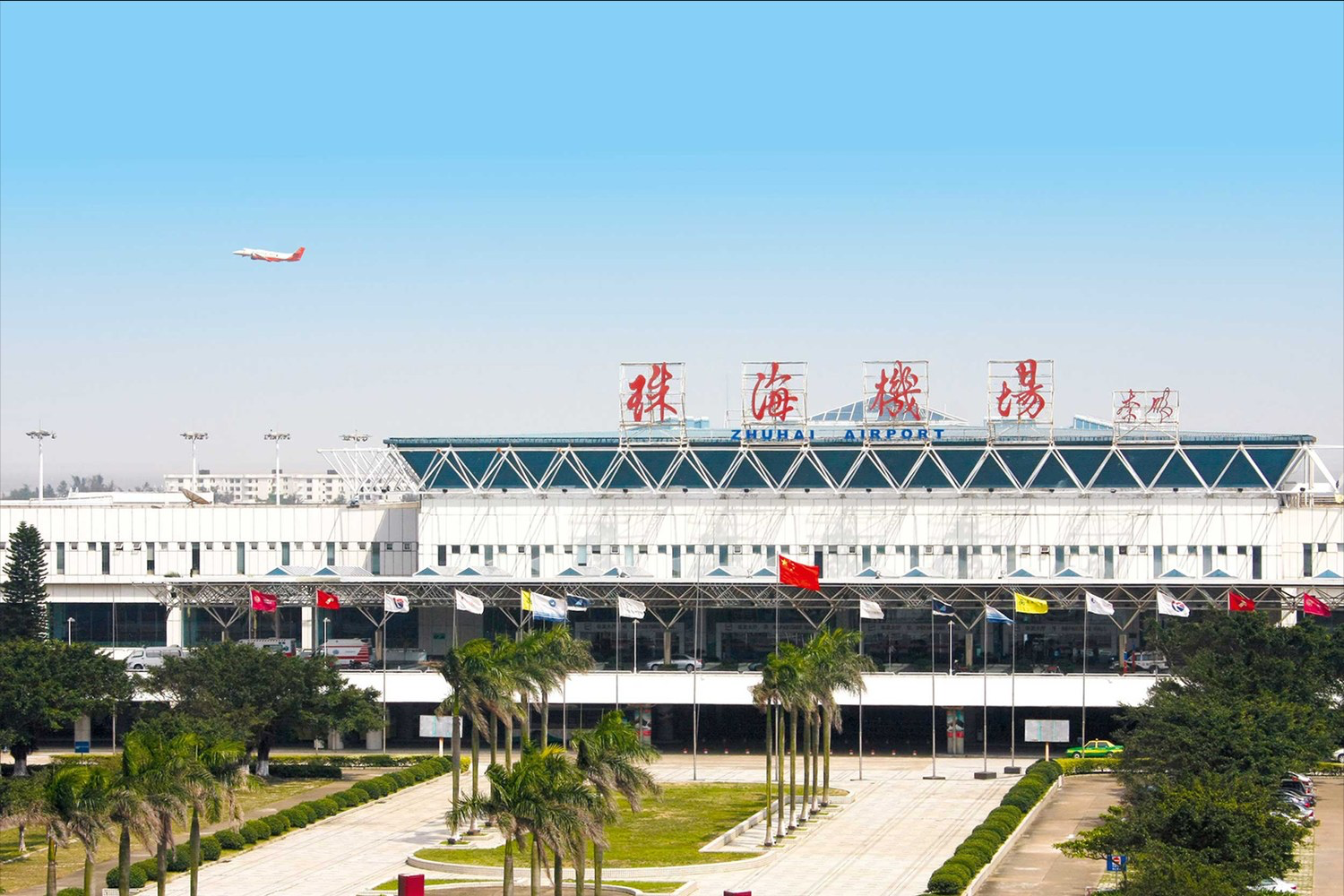 珠海金灣機場航站樓，香港機場往返珠海跨境巴士可接駁的國內航班樞紐，經港珠澳大橋實現無縫轉機。