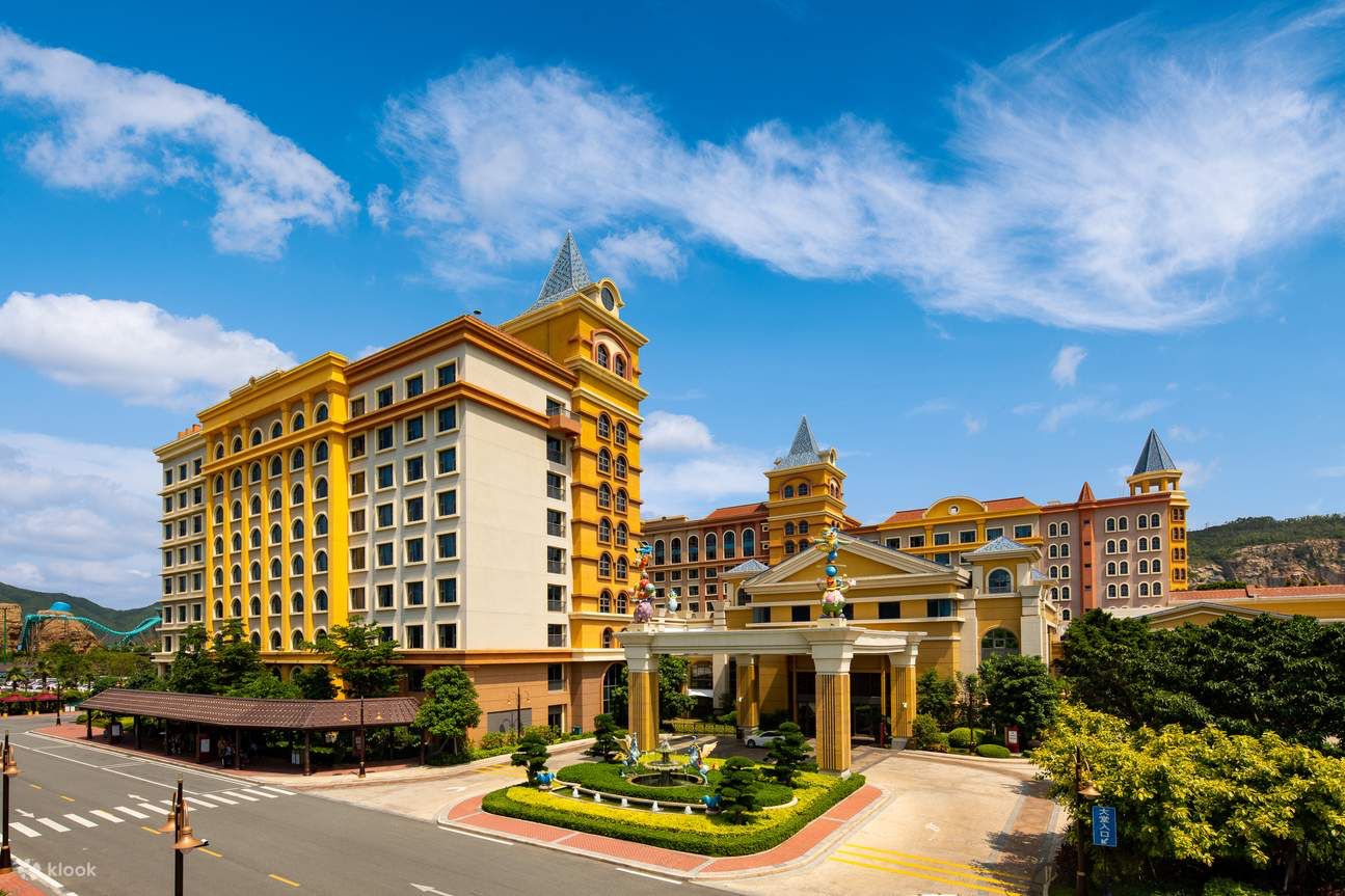 Chimelong Circus Hotel in Zhuhai — a unique accommodation choice for cross-border bus travelers from Hong Kong, next to the Chimelong International Circus, full of family fun.