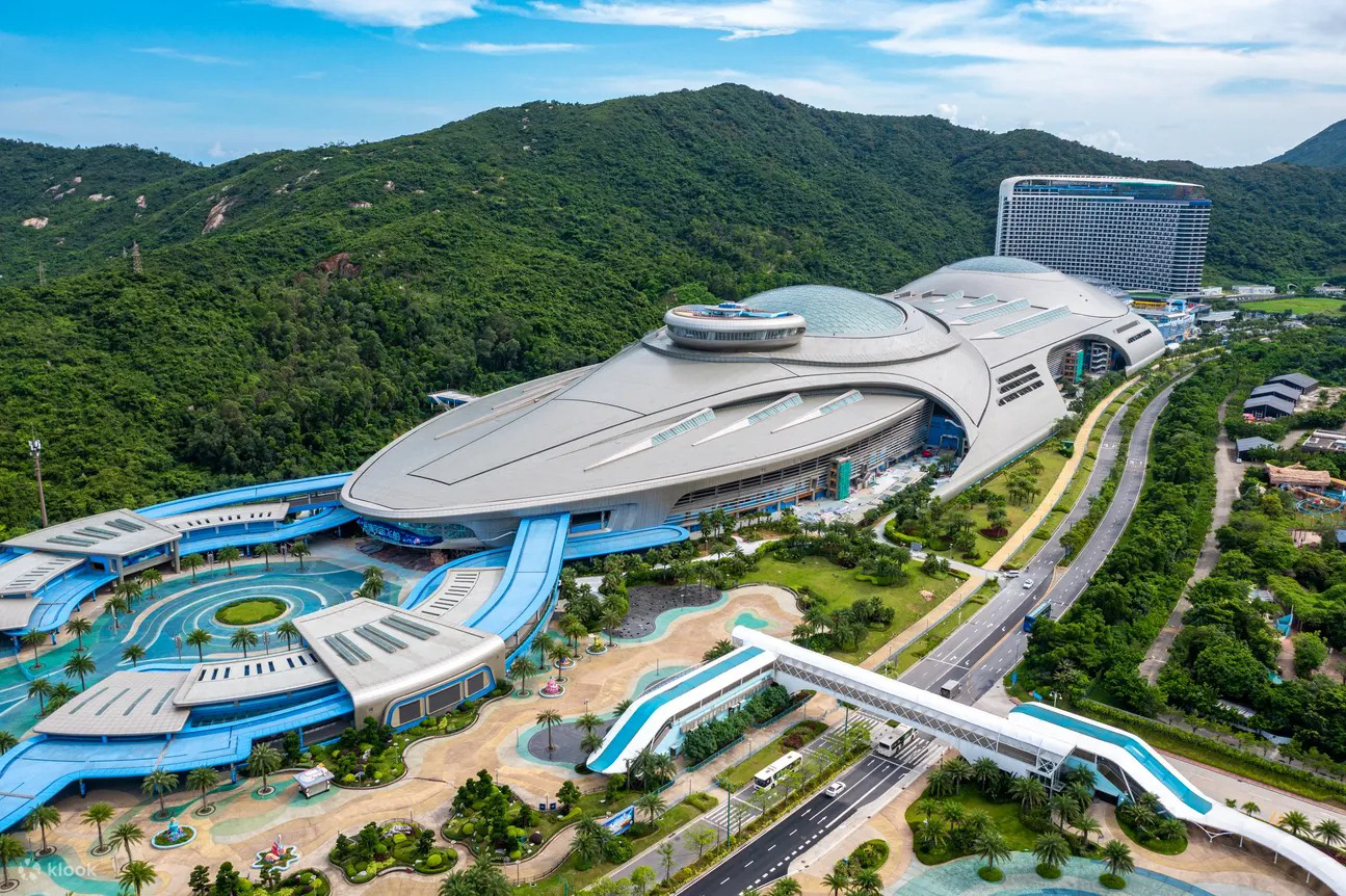 Chimelong Spaceship Hotel in Zhuhai — an accommodation option for cross-border bus travelers from Hong Kong, next to the Chimelong Spaceship theme park, ideal for families.