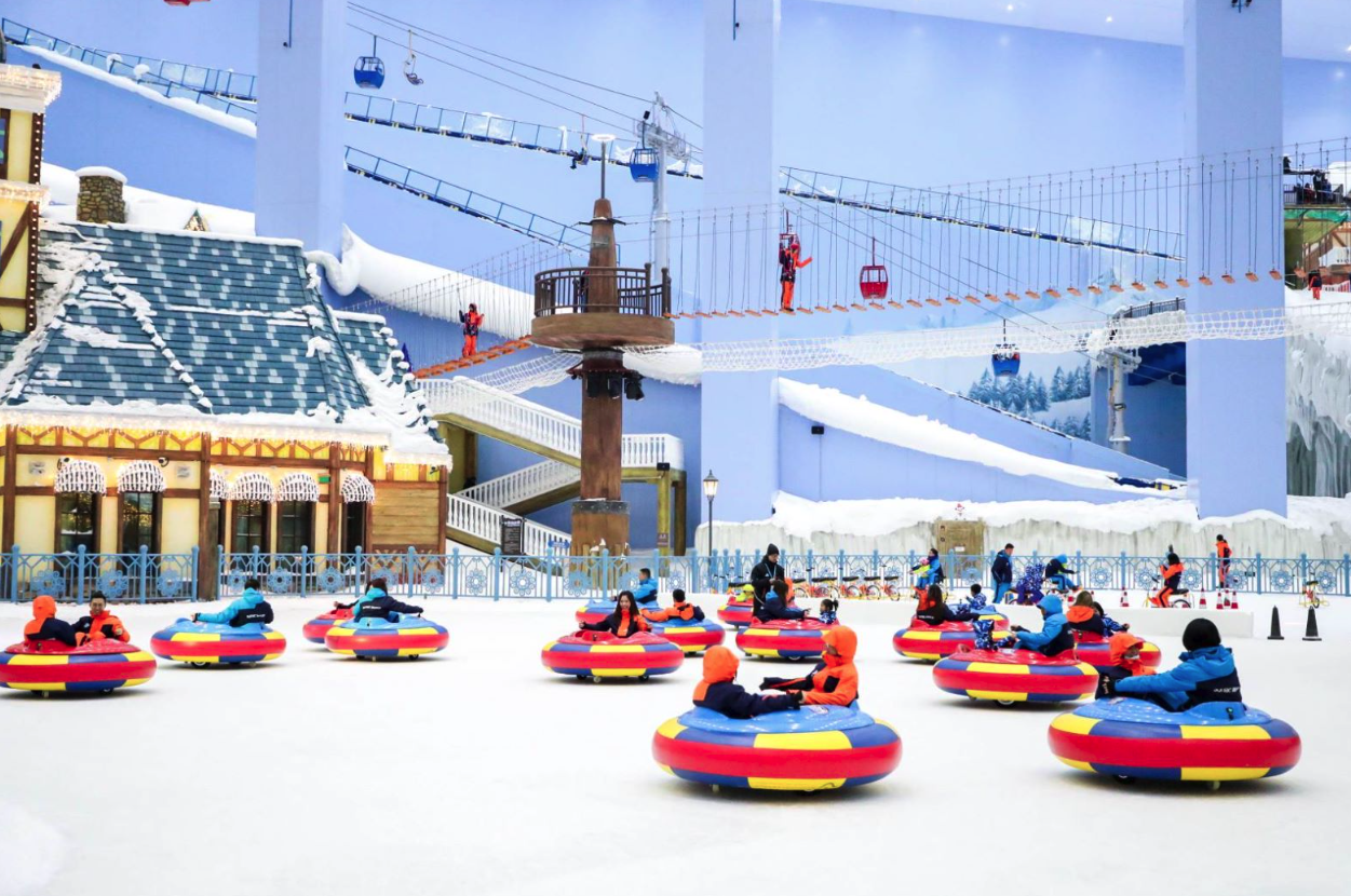 廣州熱雪奇蹟室內滑雪場，從香港乘跨境直通巴士前往廣州的親子冰雪旅遊勝地，華南地區標誌性室內雪場。