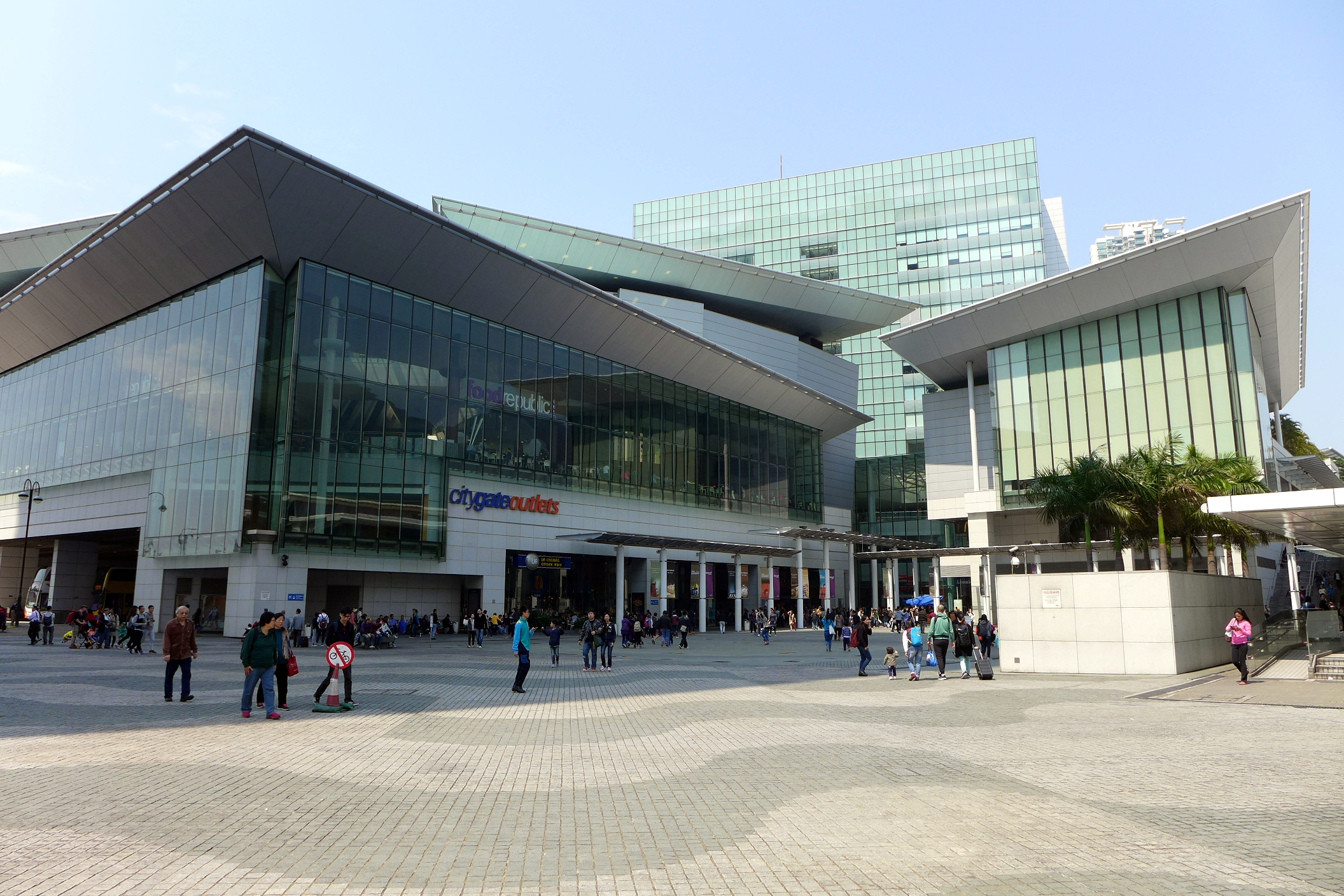 東涌東薈城名店倉，香港往返廣州熱雪奇蹟跨境巴士的上車點之一，鄰近港鐵東涌站及香港機場、交通方便。
