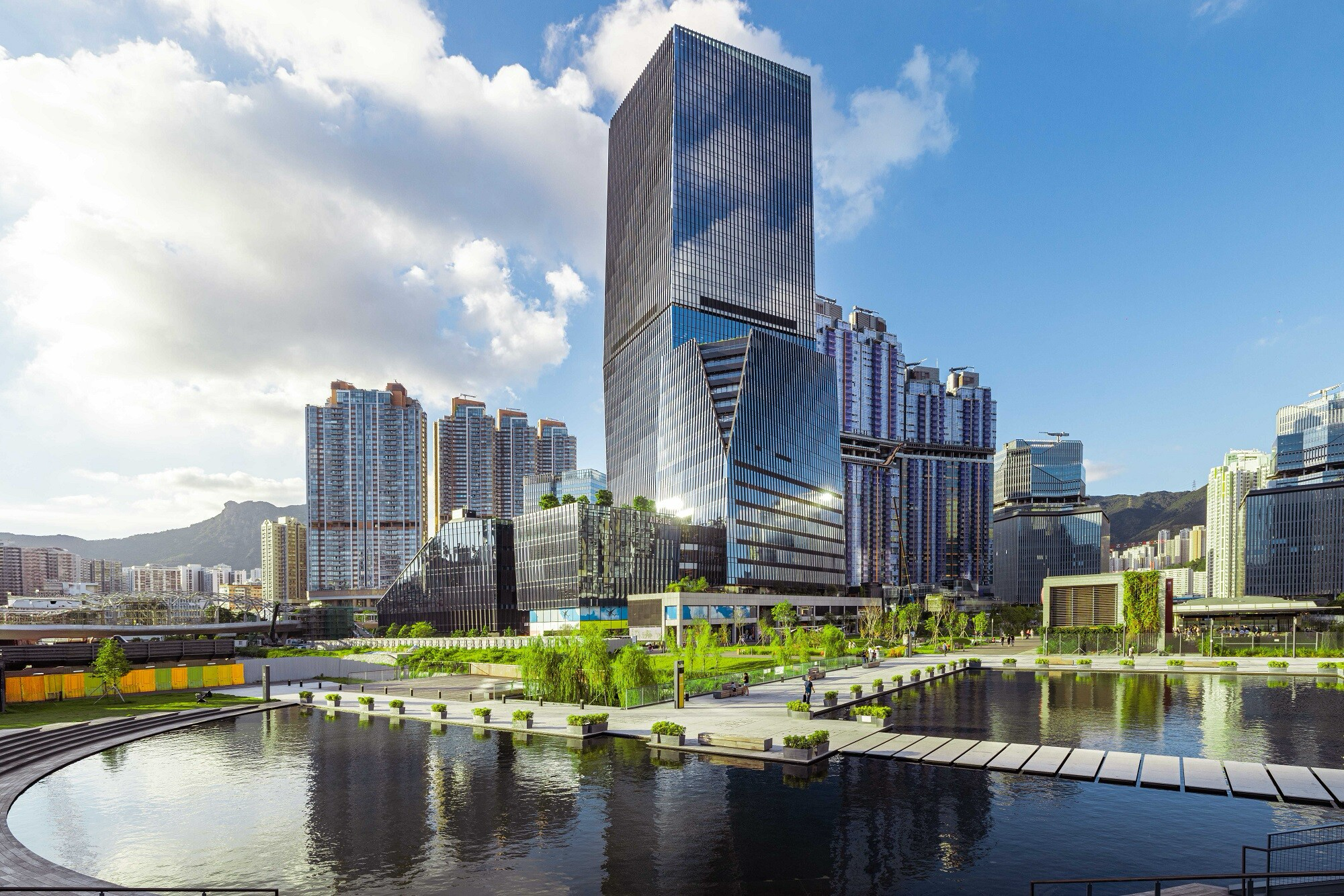 啟德AIRSIDE商場，香港往返澳門跨境巴士的上車點之一，位於啟德發展區、連接港鐵宋皇臺站交通便利。
