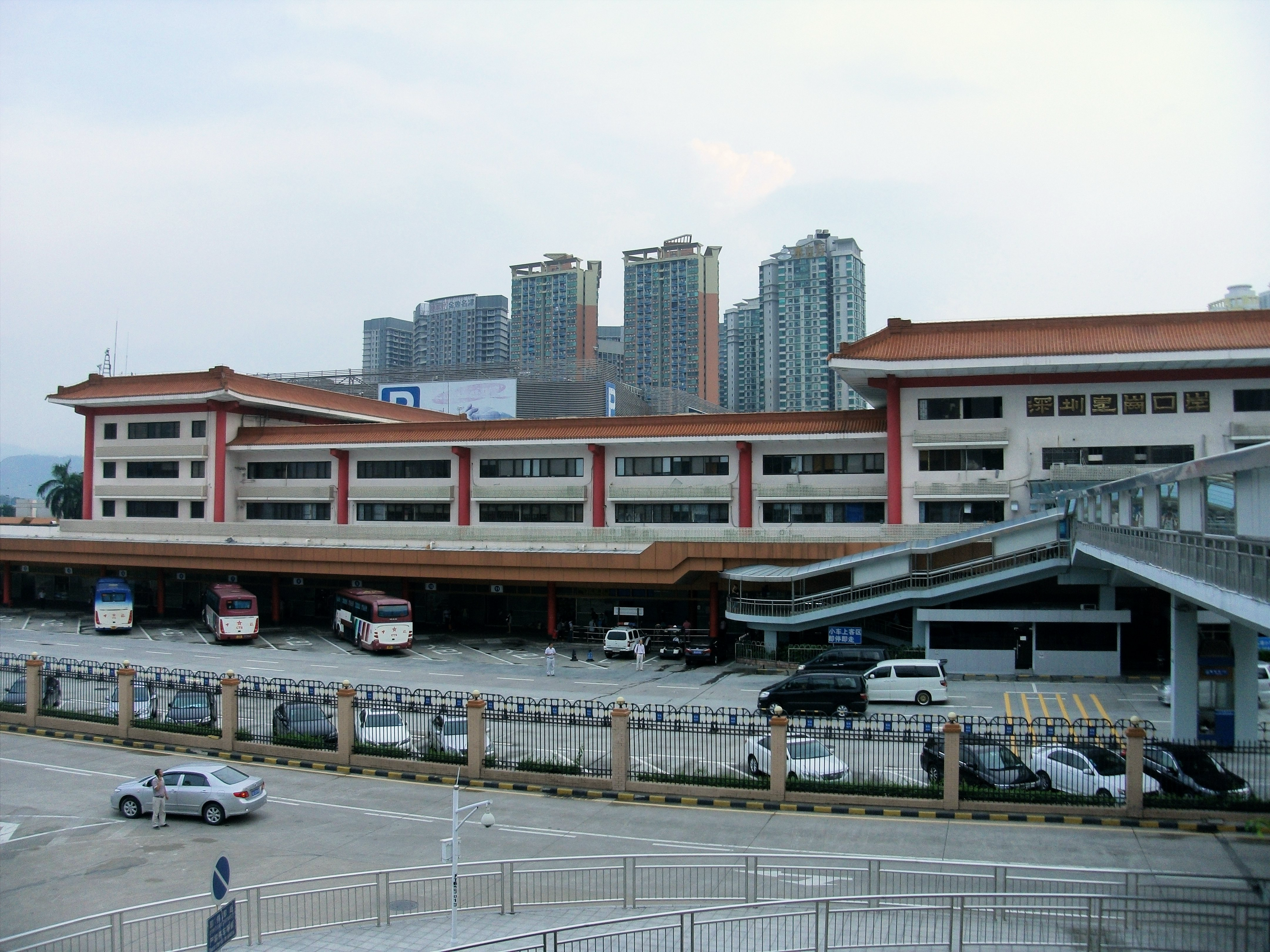 皇崗口岸通關大樓，啟德往返深圳跨境巴士途經的重要口岸，24小時通關方便旅客靈活安排行程。